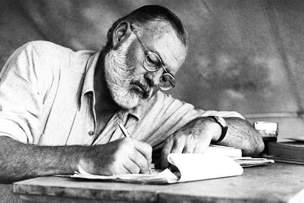 تصویر ارنست همینگوی بزرگ هنگام کار 