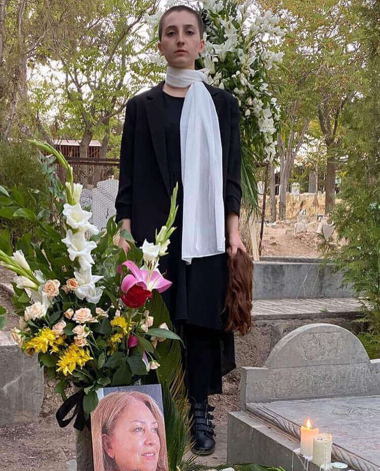 دختر مینو مجیدی، بر مزار مادر با گیسوان بریده