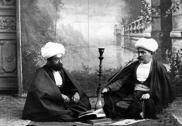 نوز و عکس مشهور بالماسکه که یکی از جرقه های انقلاب مشروطه زد. 